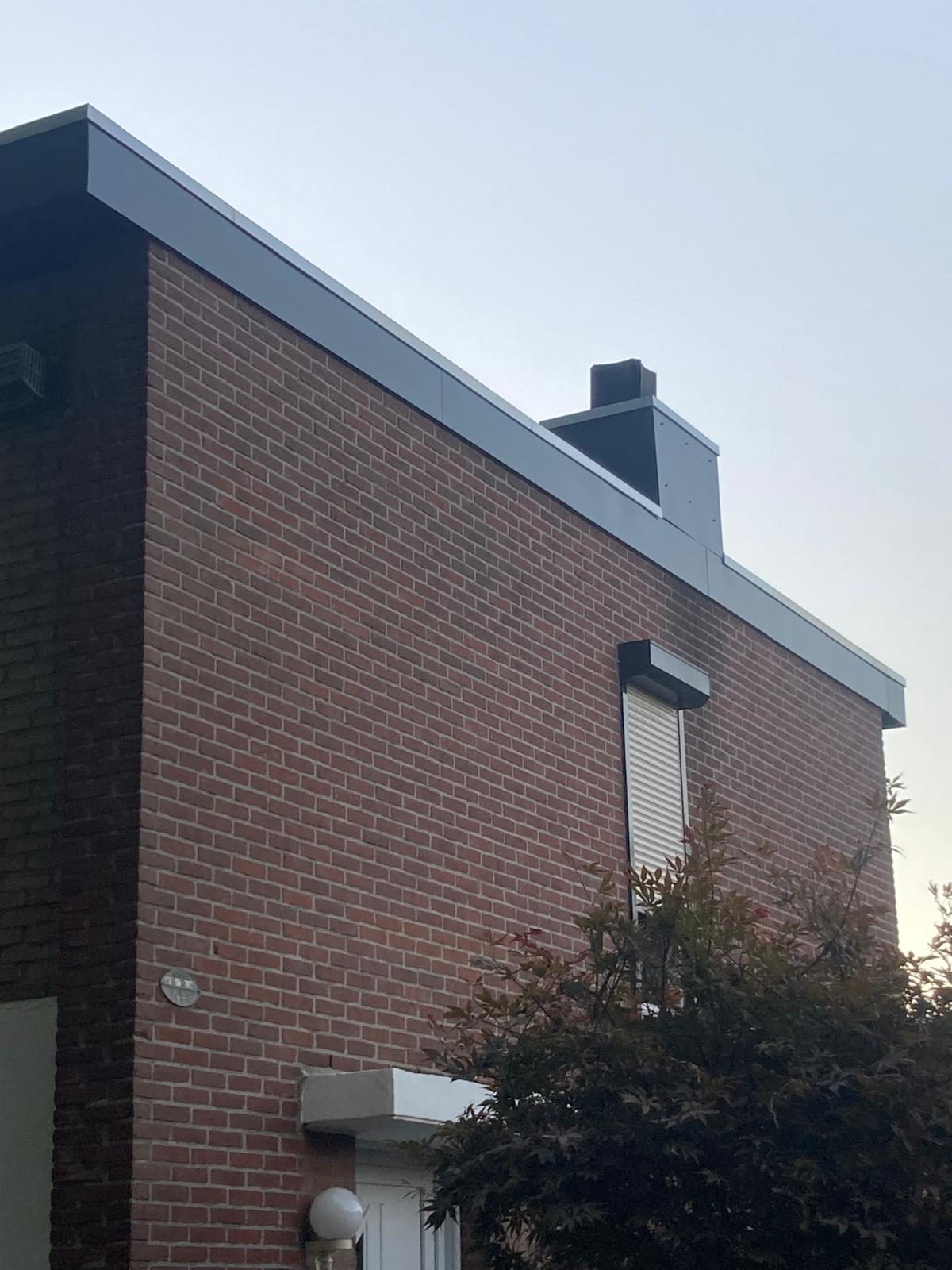 Na: de dakrand en  schoorsteen zijn geheel afgewerkt met plastsiol beplating in gewenste kleur